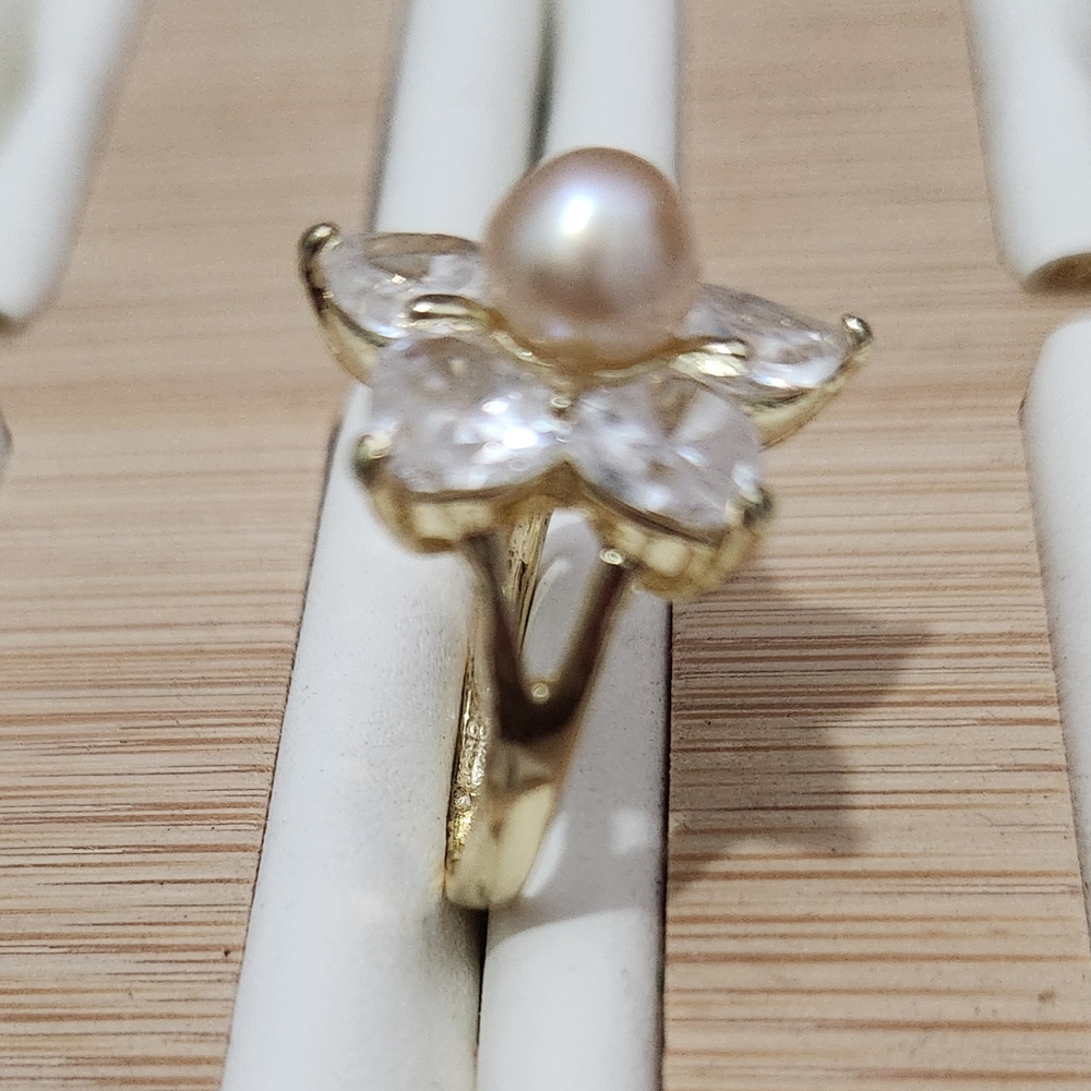 Elegant Gold Pearl and Crystal Ring - Picture 4 of 10